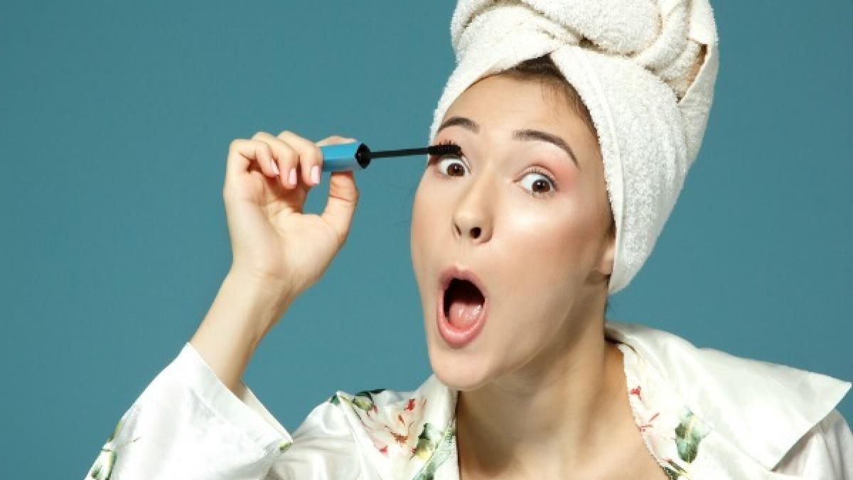 11 trucuri ca să arăţi mai tânără şi mai odihnită în doar câteva minute