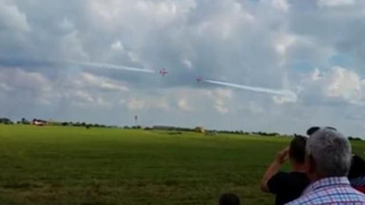 Scenă DRAMATICĂ în Marea Britanie! Două avioane Red Arrows, la un pas să se ciocnească în timpul unui show aviatic (VIDEO)