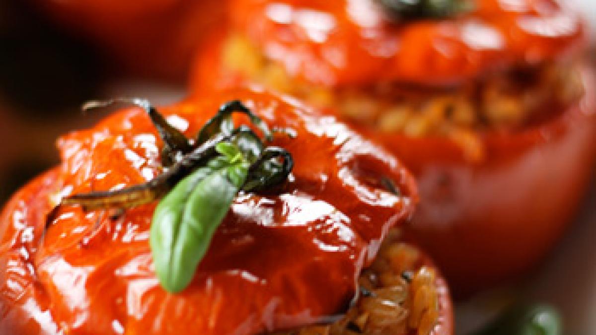 4 rețete pe zi: Pui cu nectarine, Roșii umplute cu pește, Cremă de brânză cu ceapă, Tiramisu cu vișine