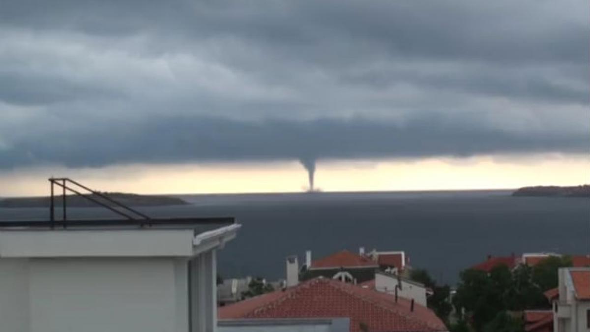 Două localităţi bulgăreşti de pe malul mării au decretat stare de dezastru, în urma unei furtuni