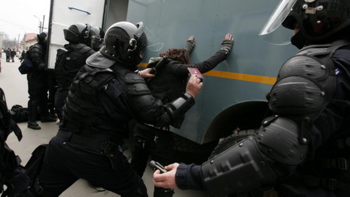 Percheziţii de amploare în România şi Franţa, la falsificatori de carduri bancare. Prejudiciul este de peste 1 milion de dolari