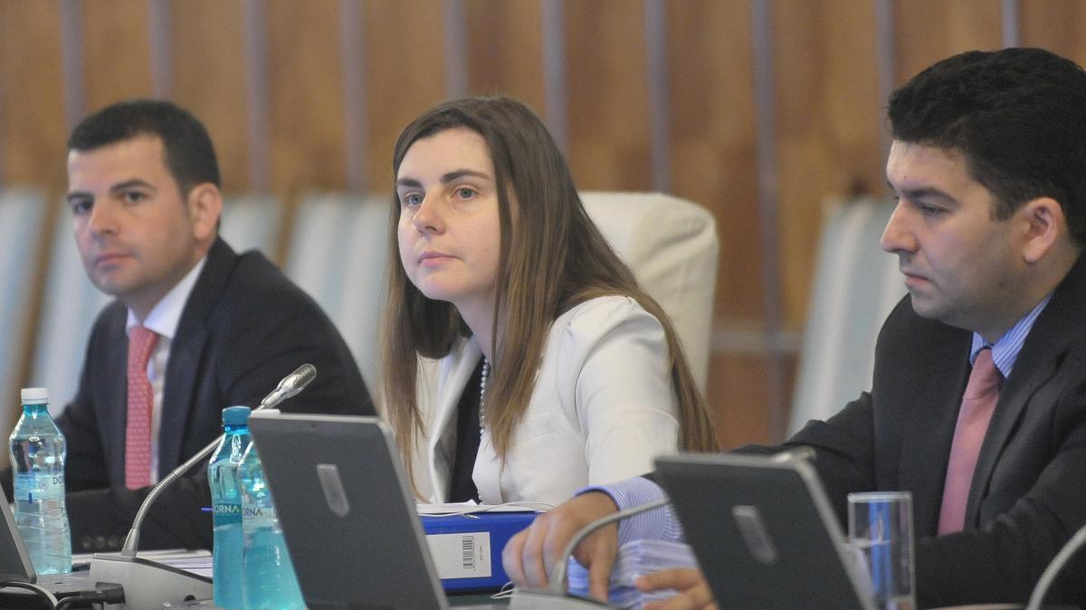 Reducerea CAS este sustenabilă. Premierul Ponta a făcut apel la miniştri să meargă în legislativ în septembrie pentru a revota legea