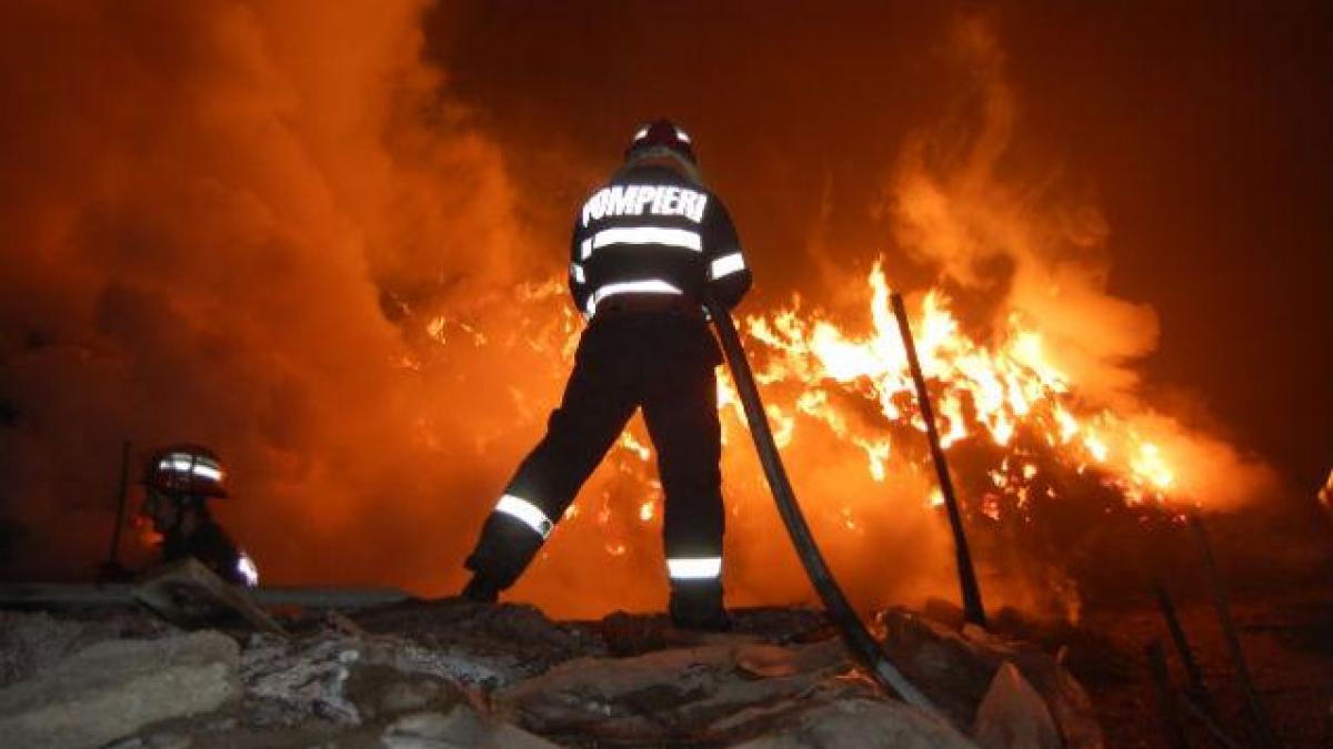 VRANCEA. Patru maşini de epocă, făcute scrum. Paguba depăşeşte 50.000 de euro