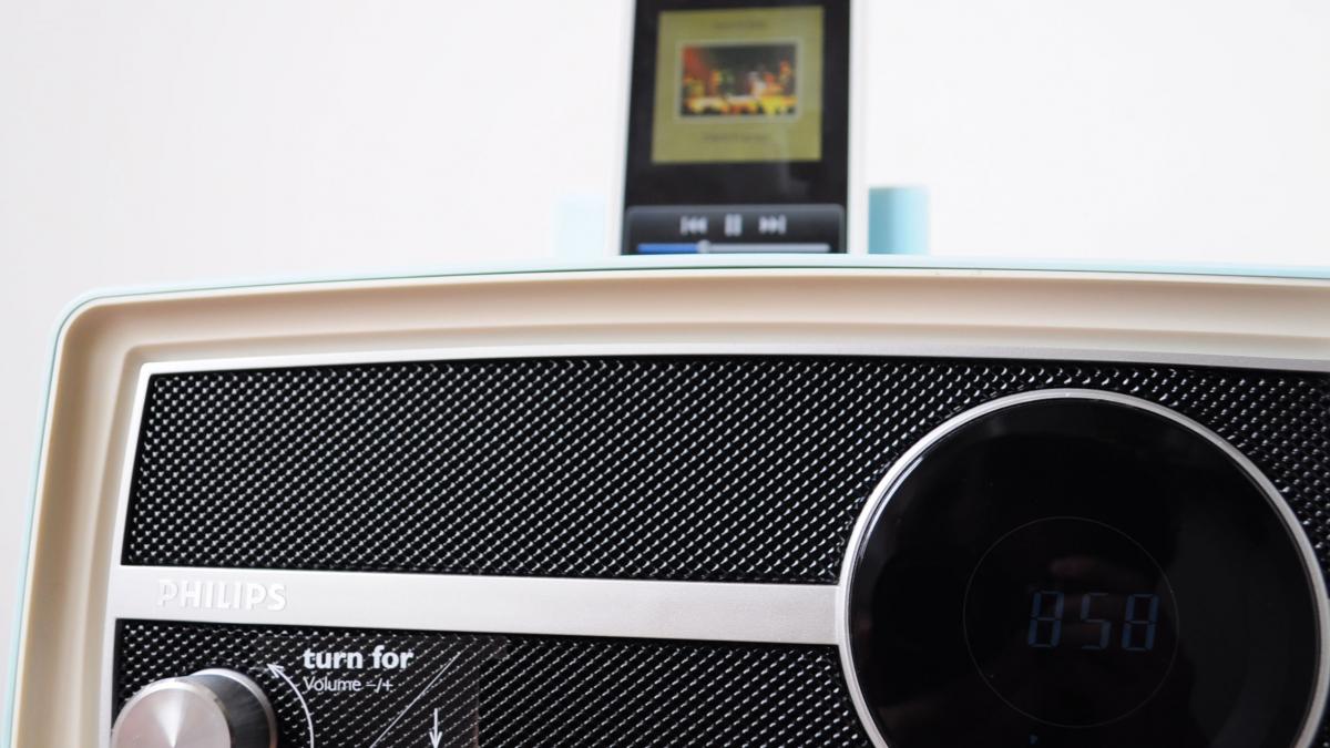 REVIEW. Radio Philips Retro, cu suport de iPhone/iPod