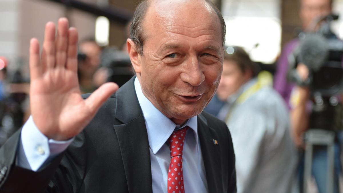 Băsescu fuge cu arhiva penală din Modrogan 