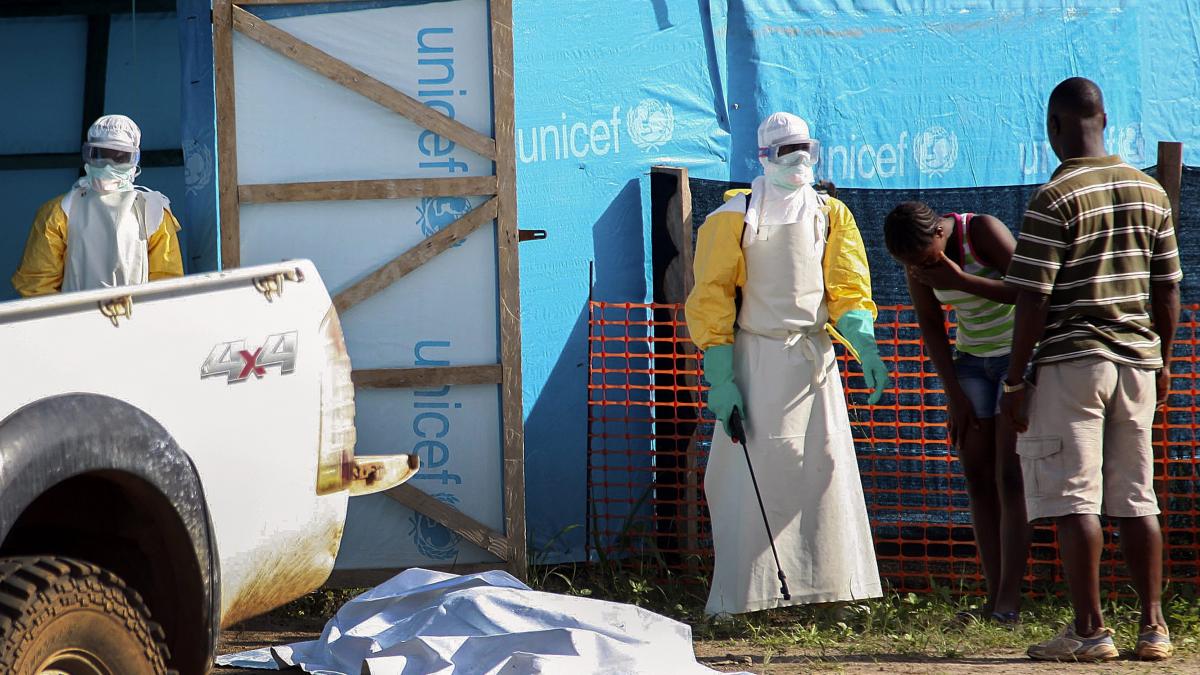 Medicul-erou al luptei împotriva EBOLA s-a INFECTAT cu virusul