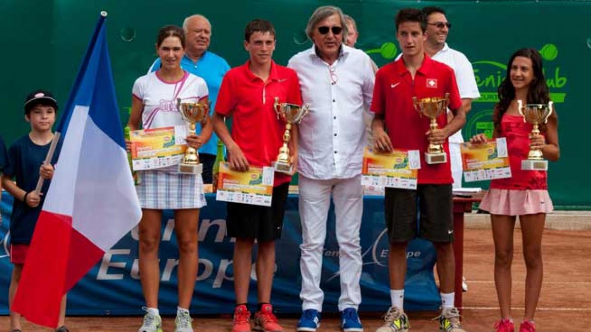 Campionii au fost premiaţi de Ilie Năstase