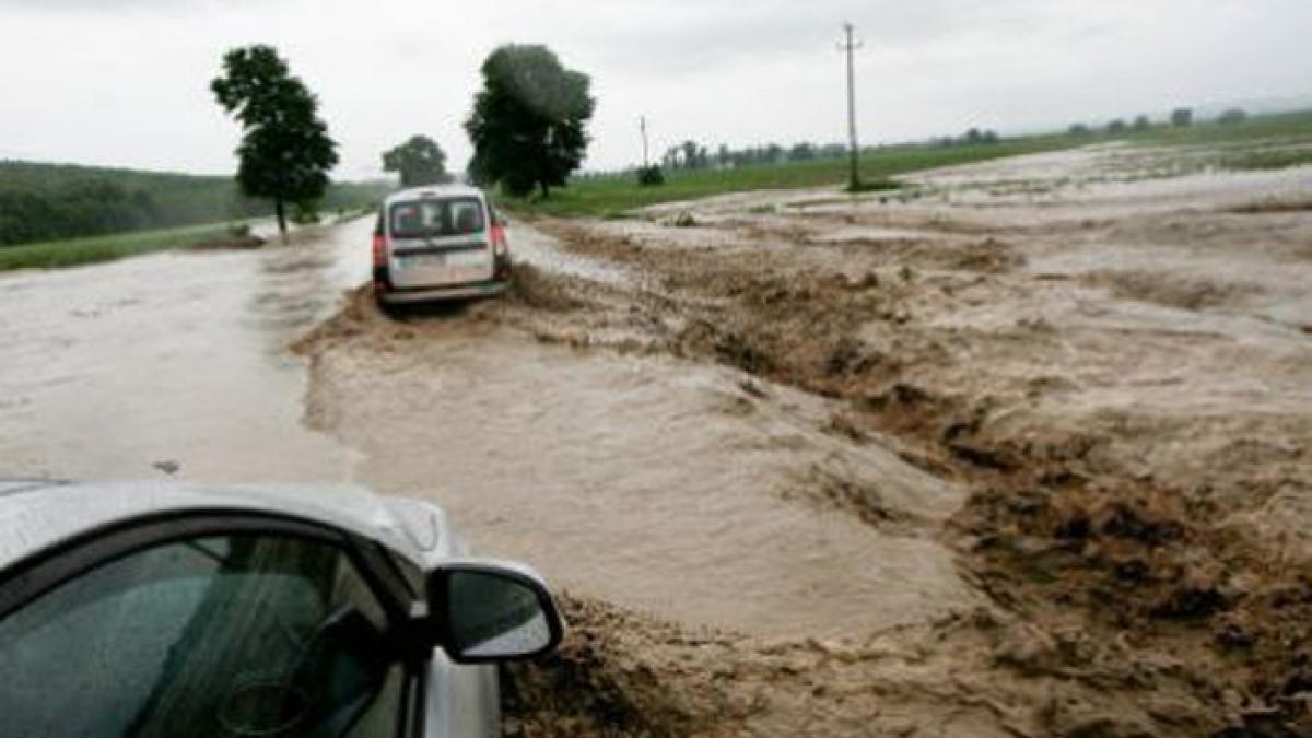 Infotrafic. Traficul pe DN65 este întrerupt din cauza inundaţiilor