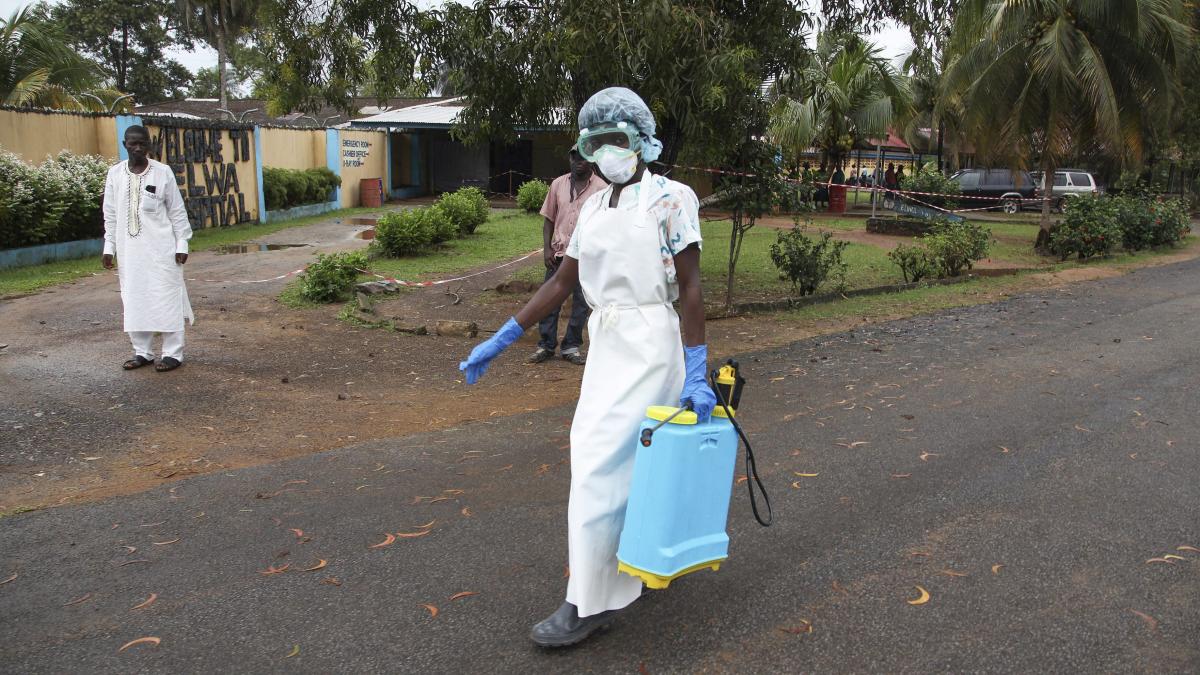 MĂSURI DISPERATE pentru combaterea EBOLA. Forțe de securitate - trimise în zonele de carantină