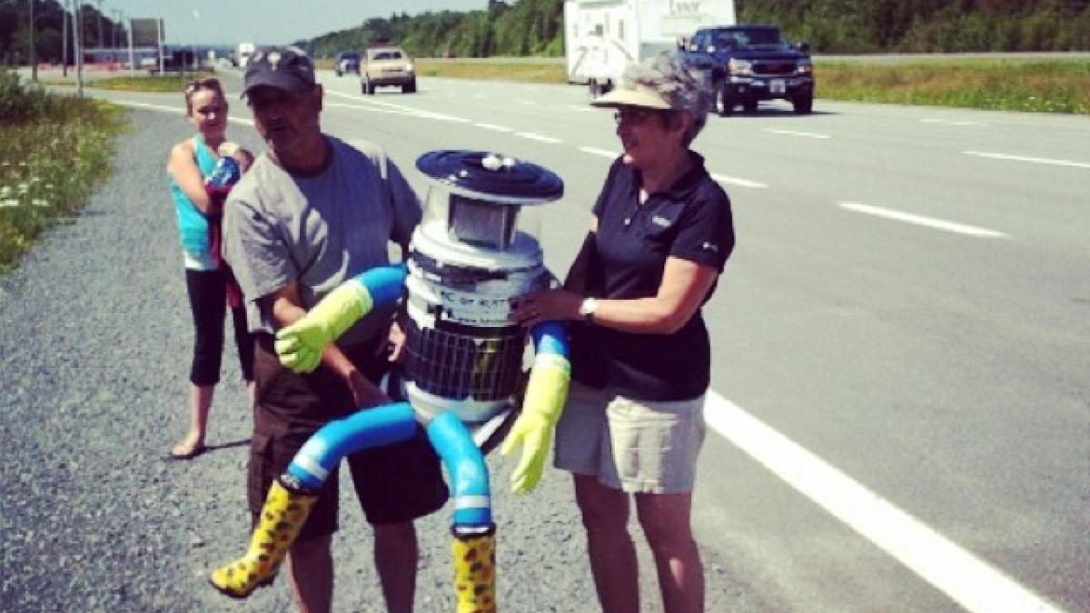 EXPERIMENTUL hitchBOT. Oare pot avea roboţii ÎNCREDERE în oameni?