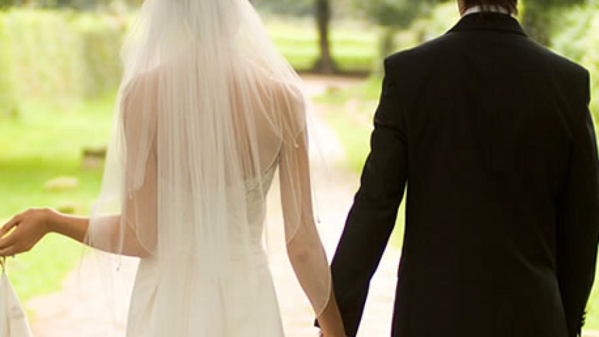 Incedibil! A aflat de la radio că e CĂSĂTORITĂ CU PROPRIUL FRATE. Ce faci în cazul unui INCEST accidental, din care au rezultat și copii?