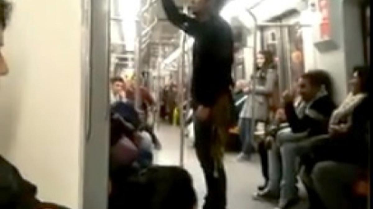 (VIDEO) Un tânăr care cântă în metrou face furori pe internet. Trebuie să vezi asta!