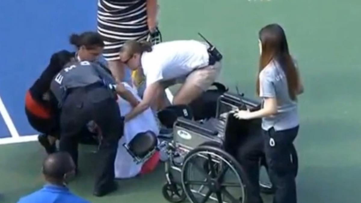 Meci cu final dramatic la US Open: O jucătoare a părăsit terenul de tenis în scaunul cu rotile (VIDEO)