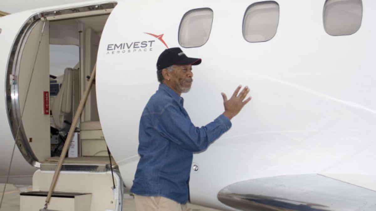 Morgan Freeman a aterizat de patru ori de urgenţă, cu avionul personal, în drum spre Canada