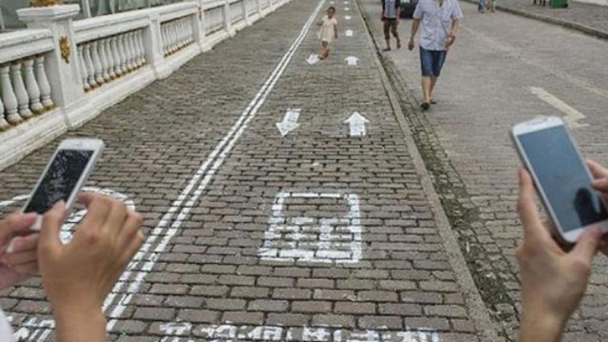 Bandă specială pe un trotuar din China pentru pietonii dependenţi de telefonul mobil