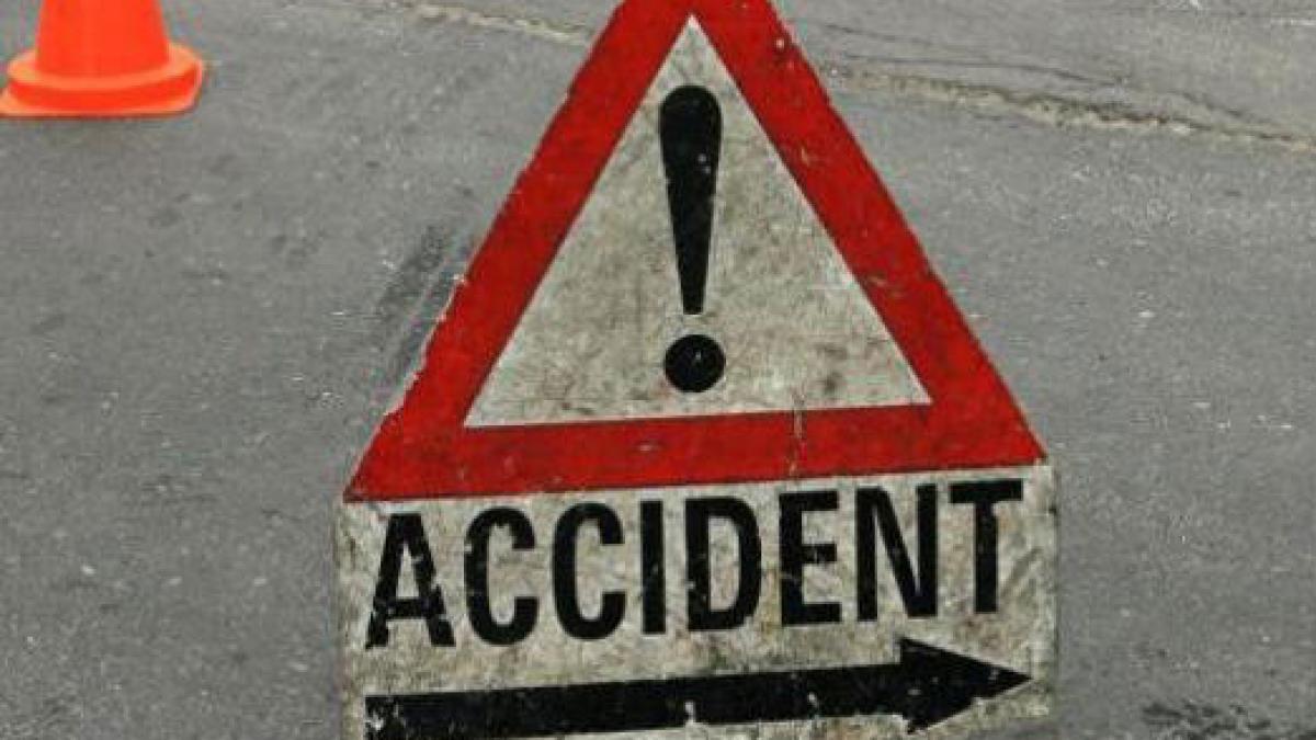 Un TIR a provocat un accident lângă Brăila, şoferul fiind orbit de fumul unui incendiu de vegetaţie