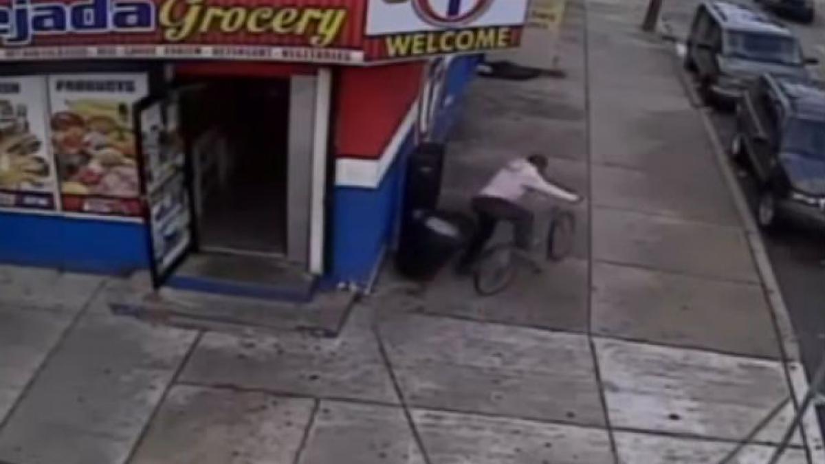 A jefuit magazinul cu o banană. Apoi a fugit de la faţa locului pe bicicletă, dărâmând tomberoanele în goana sa (VIDEO)