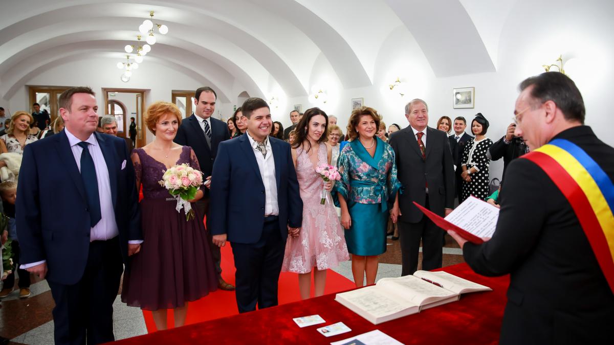  Primarul Iaşului, socru mic, Rovana Plumb naşă. Victor Ponta şi Liviu Dragnea, invitaţi de onoare
