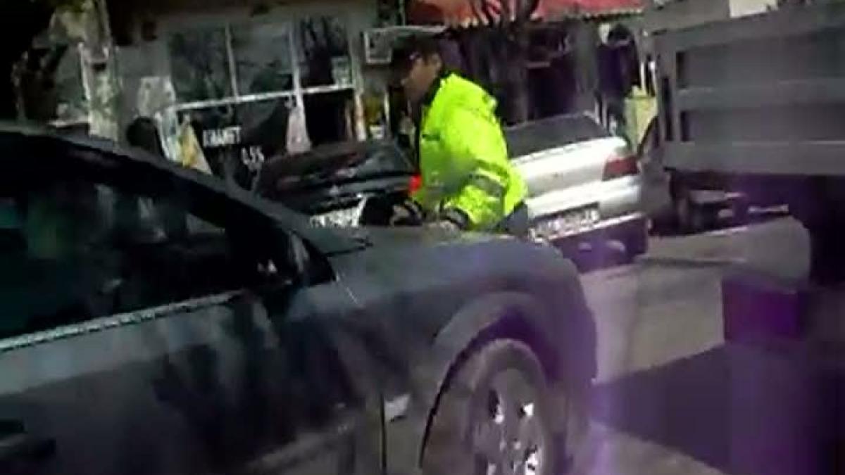 Un tânăr beat şi fără permis a lovit cu maşina un poliţist, la intersecţia străzii Orşova cu Şoseaua Virtuţii