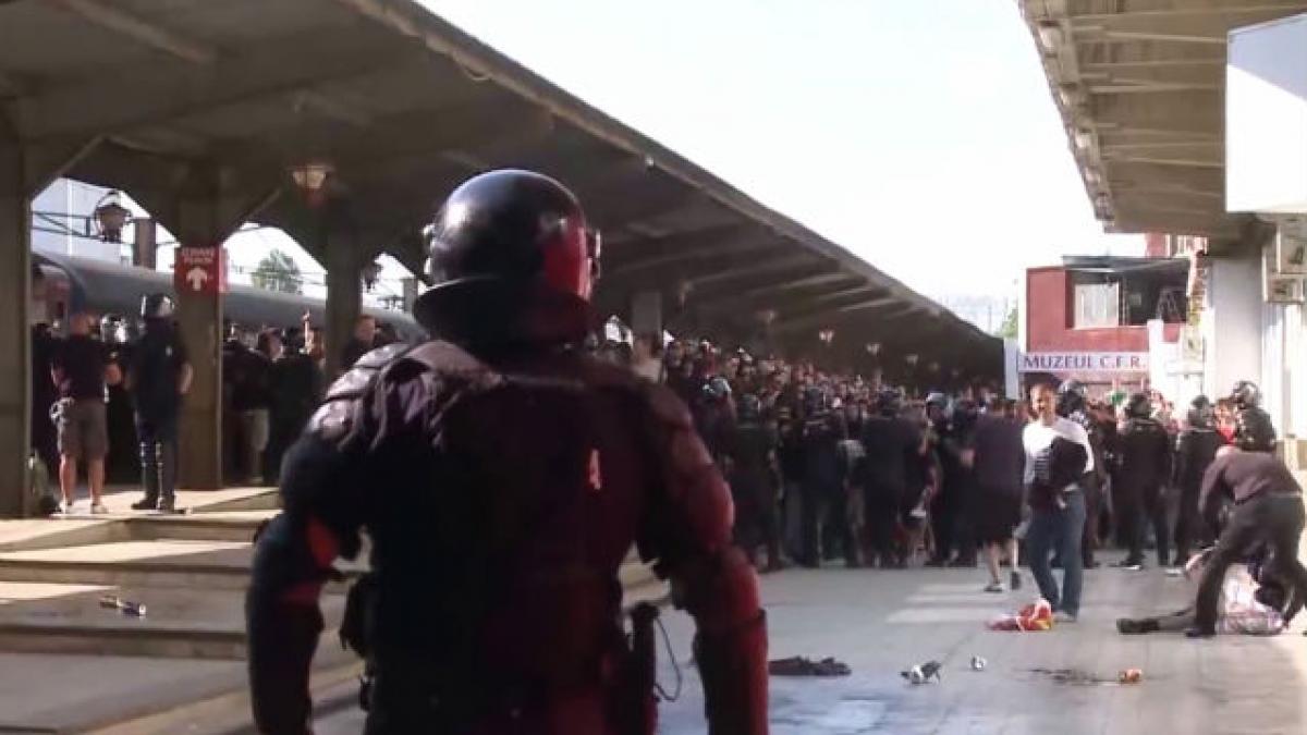Unităţi călare şi patrule canine, folisite de Poliţia Locală pentru a asigura ordinea la meciul România - Ungaria