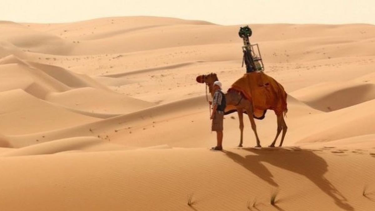 google fotografiaza desertul de pe spatele unei camile