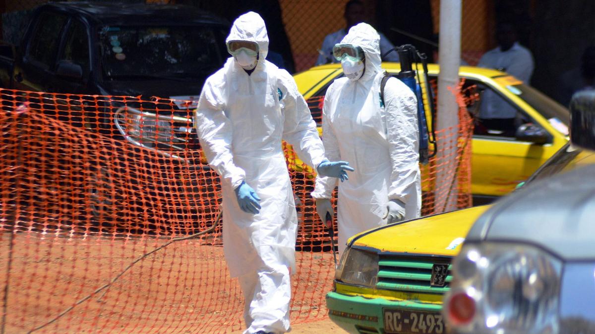 Bărbat întors din Sierra Leone, monitorizat de Direcţia de Sănătate Publică în caz că are Ebola