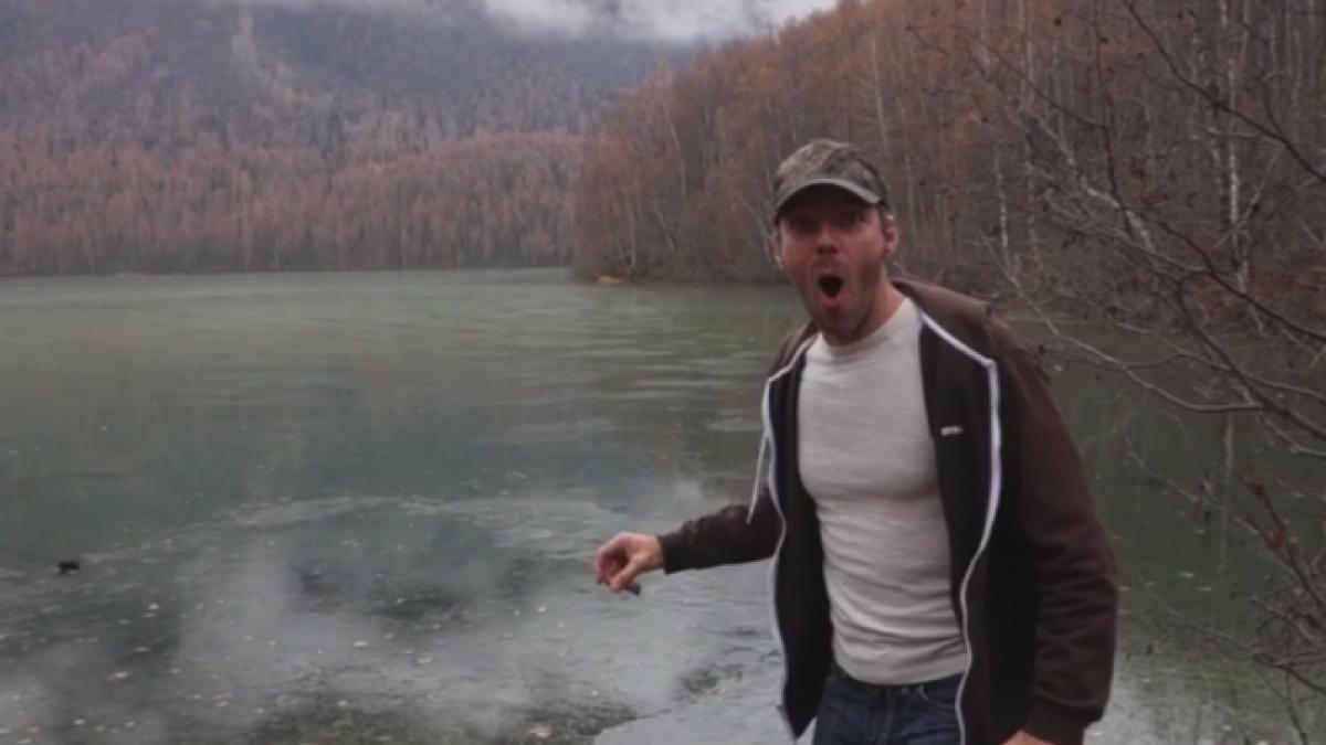 ce se intampla dupa ce acest barbat arunca o piatra in apa nici lui nu i a venit sa creada clipul a devenit viral video
