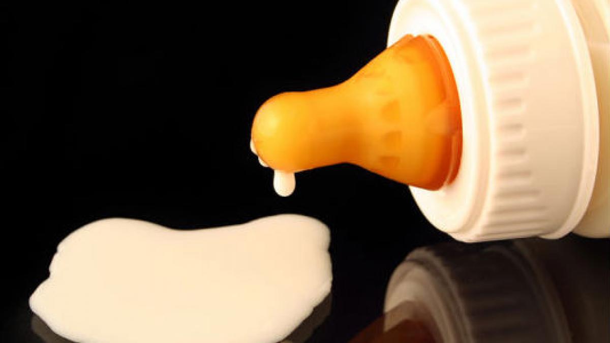 Farmacişti atacaţi cu lapte de sân de o hoaţă care a fugit cu banii din casa de marcat