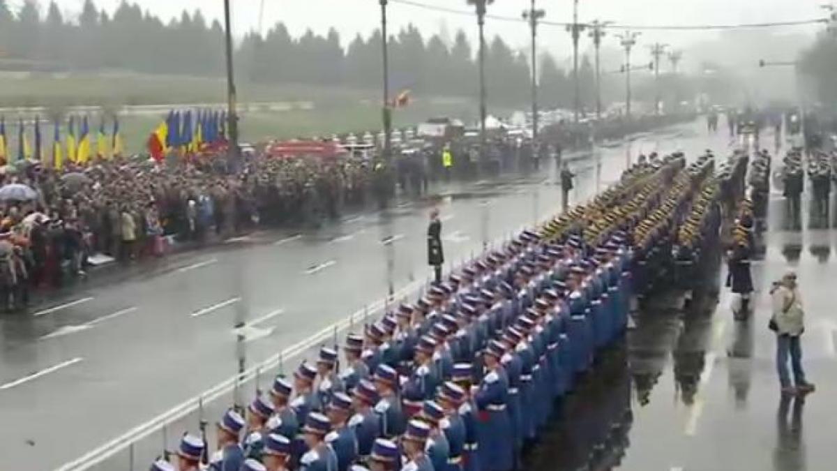 ZIUA NAŢIONALĂ A ROMÂNIEI. Peste 2700 de militari români şi străini au defilat la PARADA MILITARĂ din Piaţa Constituţiei