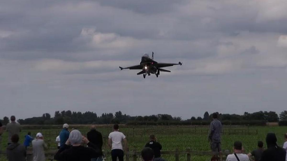 IMAGINI HALUCINANTE. Pilotul unui avion F-16 face o manevră ABSOLUT ŞOCANTĂ în apropierea pistei de aterizare (VIDEO)