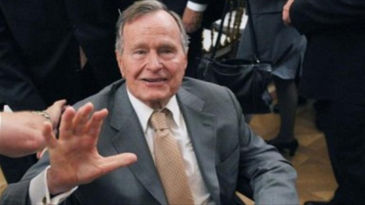 Fostul preşedinte George H.W. Bush, internat de urgenţă