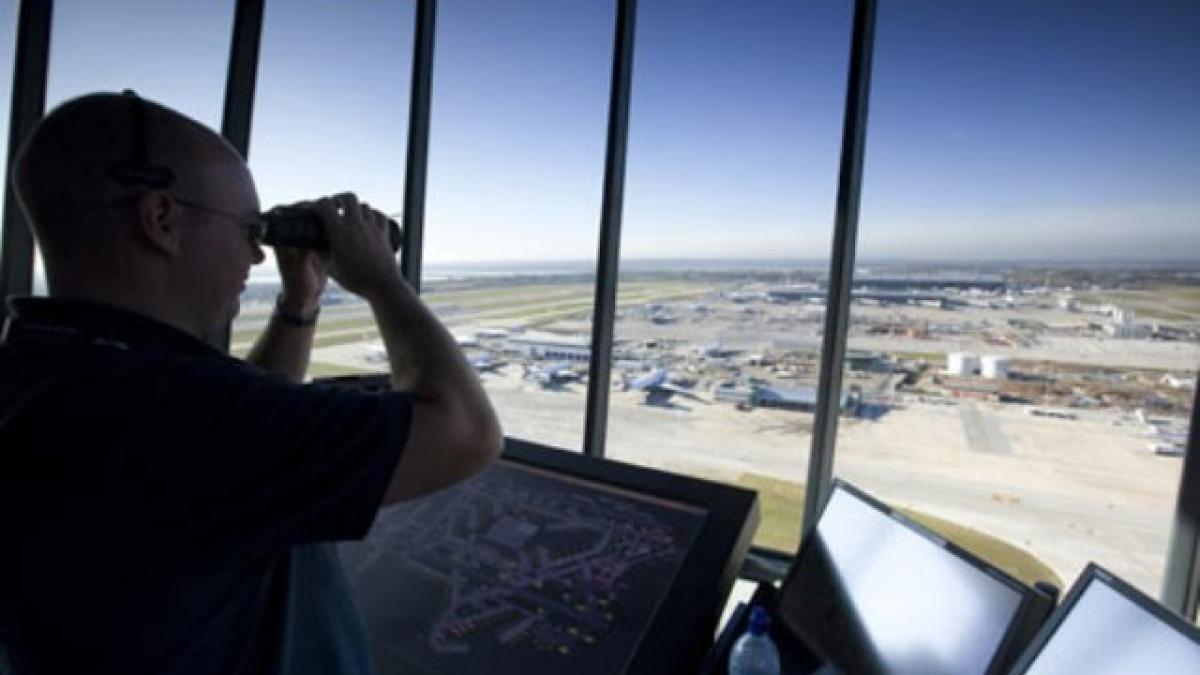 Încă un AVION DISPĂRUT! Aeronava companiei AirAsia, cu 162 de persoane la bord, deviată de pilot pe altă rută, din cauza condiţiilor meteorologice dificile