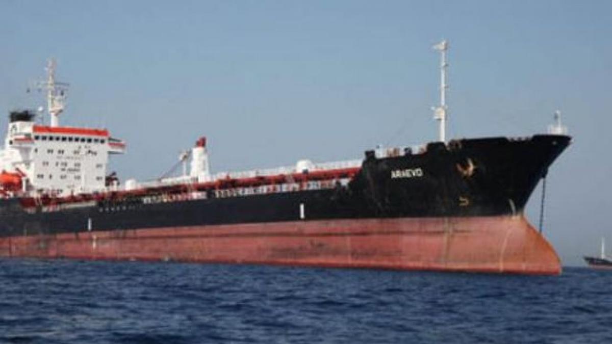 Trei marinari români, pe un petrolier BOMBARDAT în Libia. Un român a MURIT în urma atacului