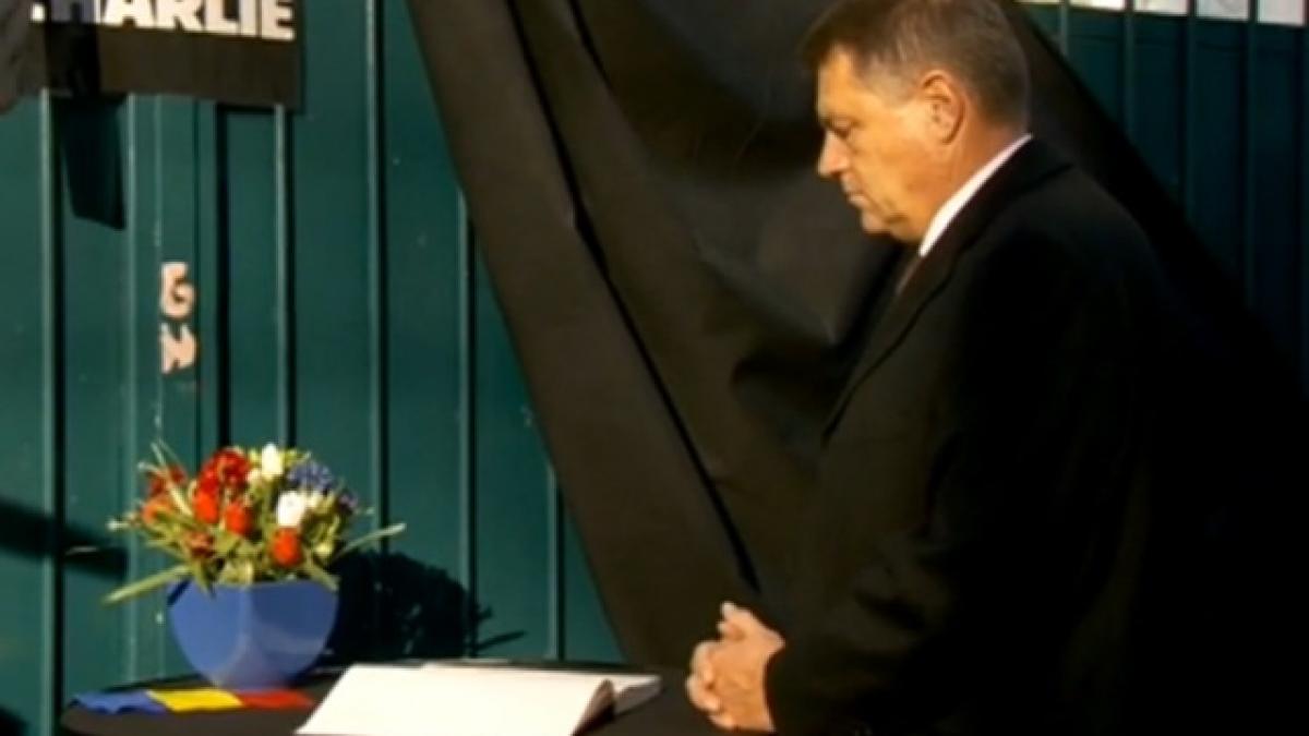 Atentatul de la Charlie Hebdo. Klaus Iohannis a semnat în Cartea de Condoleanţe de la Ambasada Franţei