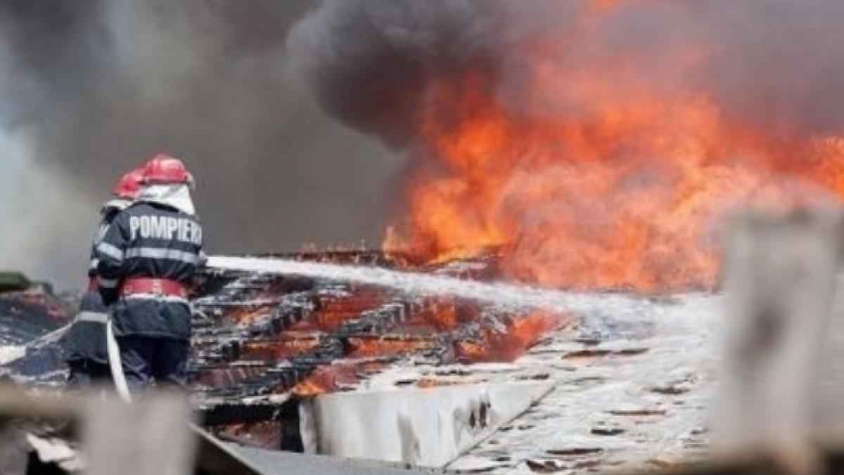 Incendiu de proporții la Seminarul Teologic din Suceava! Clădirea a fost evacuată, pompierii intervin la fața locului 