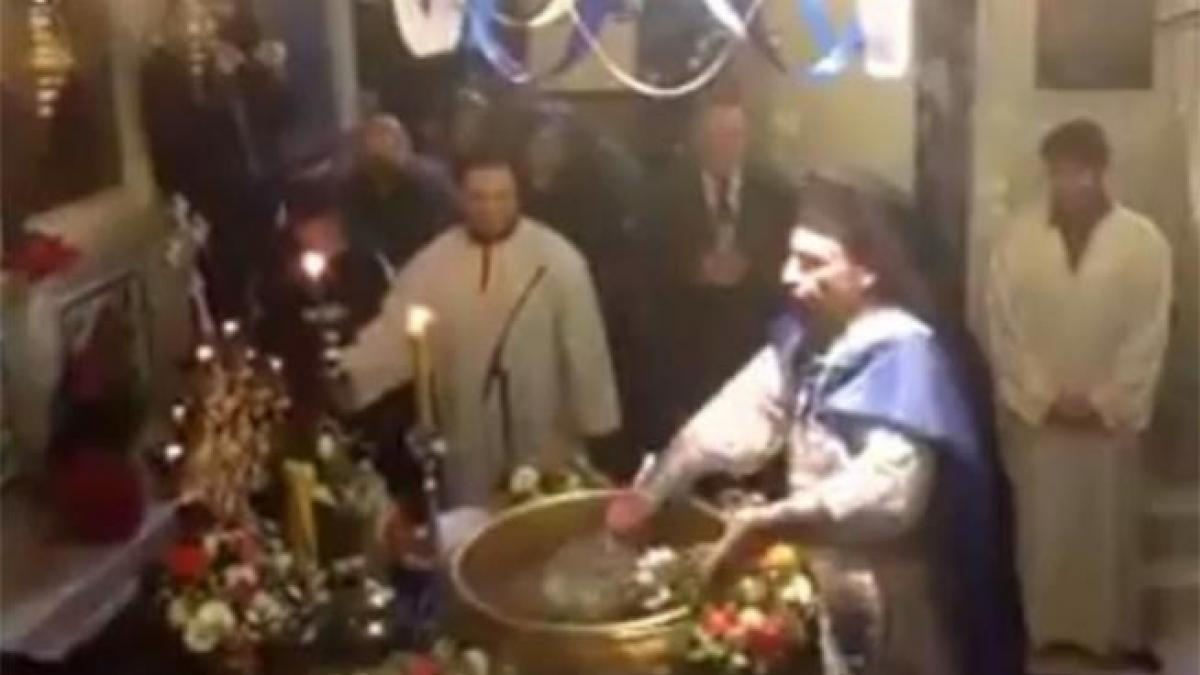 VIRALUL SĂPTĂMÂNII: Popa care face duş enoriaşilor de Bobotează