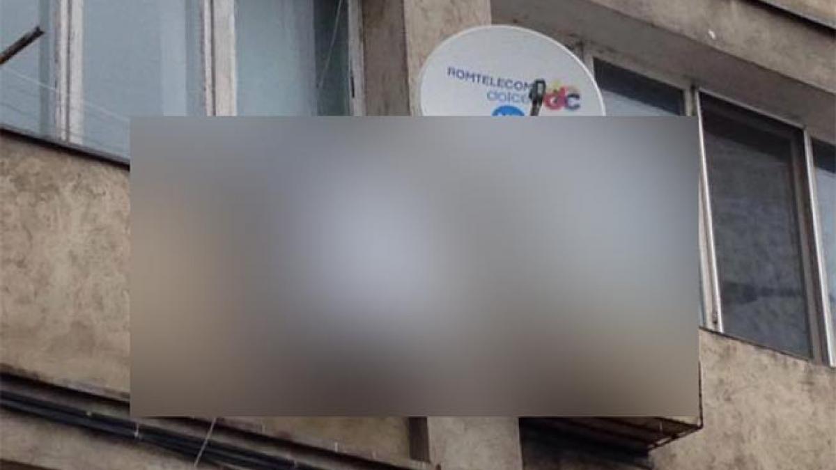 CRUCITI-VA! Ce si-a pironit un roman de fatada blocului (FOTO)