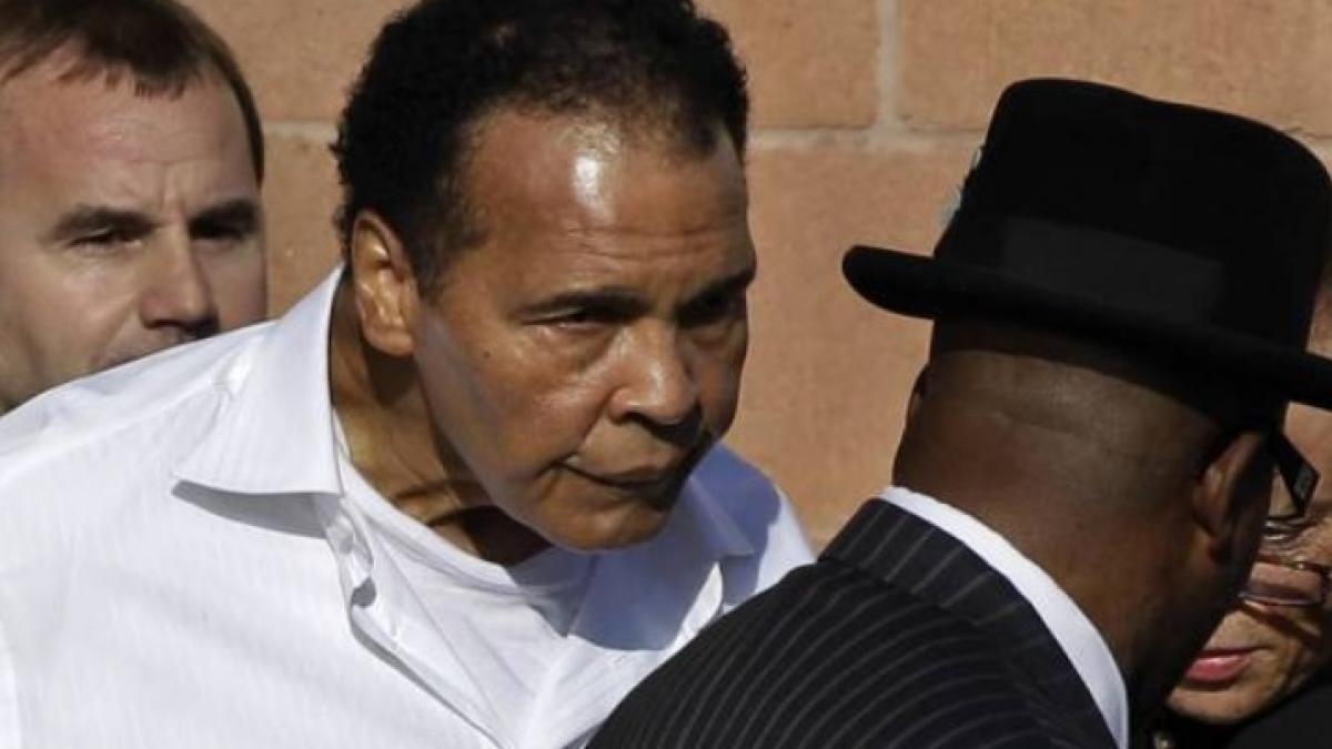 Legendarul boxer Muhammad Ali, din nou la spital