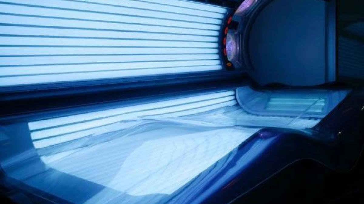 Dermatologii din Franţa cer interzicerea saloanelor de bronzat