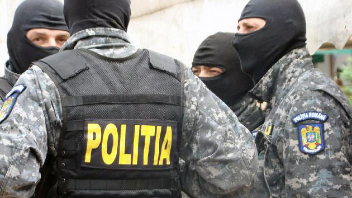 Percheziţii DIICOT la traficanţii de droguri. Zeci de consumatori, internaţi de urgenţă în spital