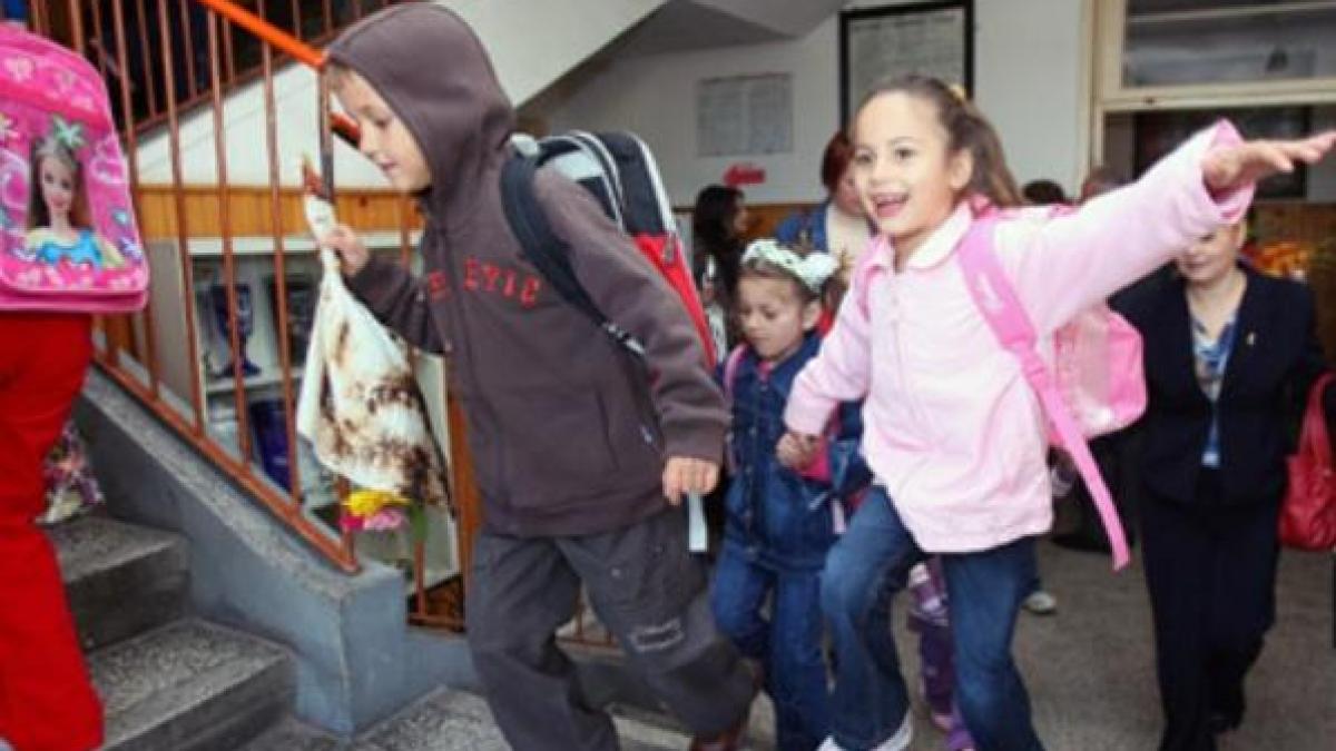 Elevii şi preşcolarii intră în VACANŢĂ intersemestrială. Vezi CALENDARUL stabilit de ministerul Educaţiei