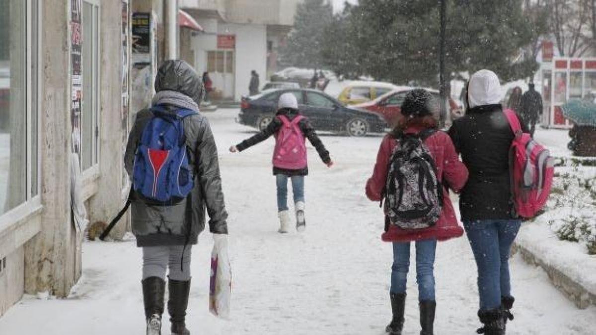Elevii şi preşcolarii se întorc de luni la cursuri. Vezi CALENDARUL stabilit de ministerul Educaţiei