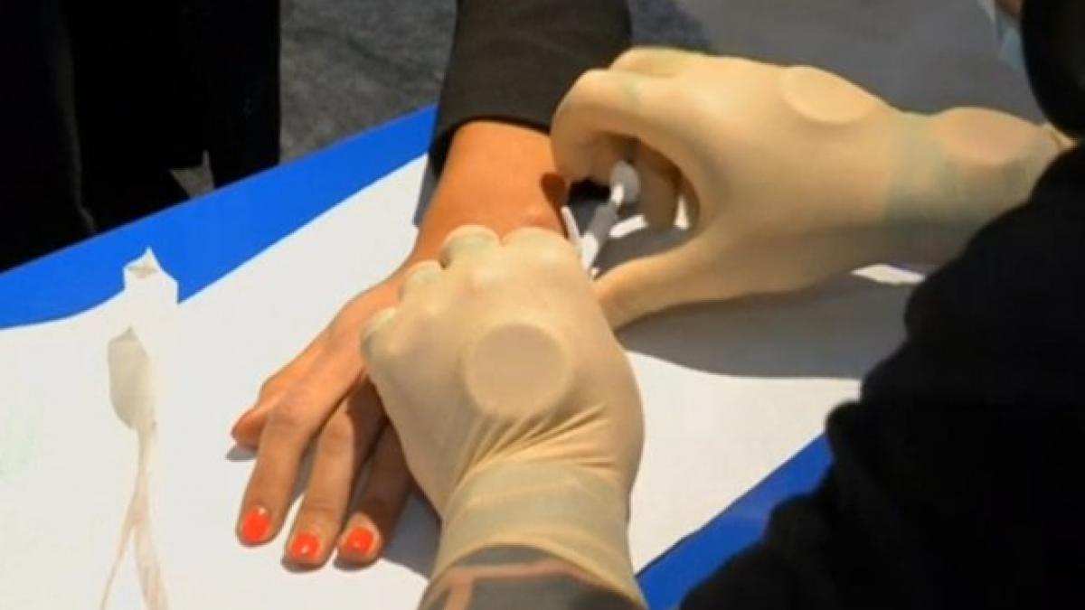 Microcipuri implantate în mâna angajaţilor (VIDEO)