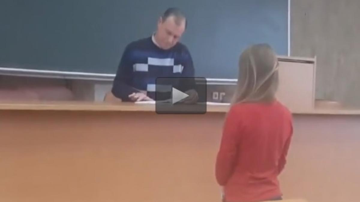 PROFESORUL TRĂZNIT. Iată cum verifică tezele copiilor (VIDEO)
