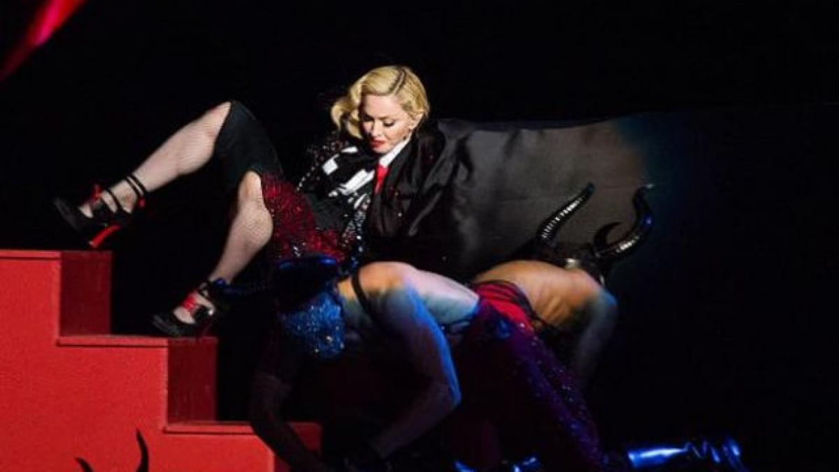 Madonna, căzătură de senzaţie pe scena Brit Awards (VIDEO)