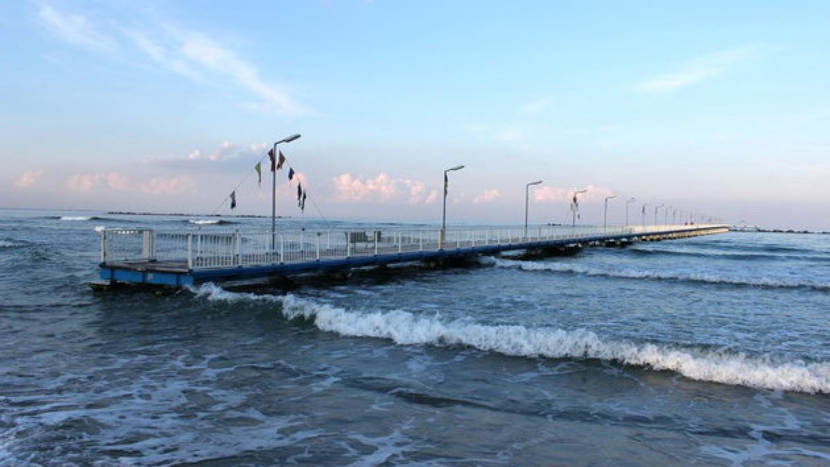 TRAGEDIE în Constanţa. O femeie s-a sinucis aruncându-se în mare de pe pasarela din Mamaia 