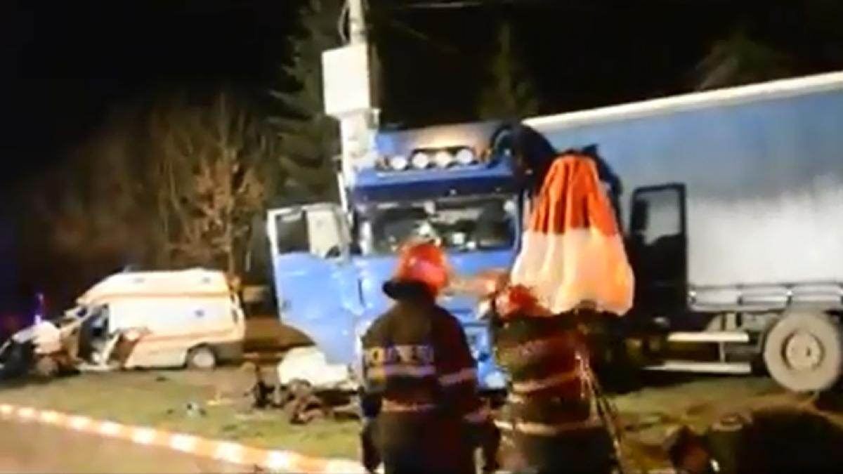 TRAGEDIE la Botoşani. Un TIR a lovit în plin o ambulanţă, o persoană a murit în urma impactului