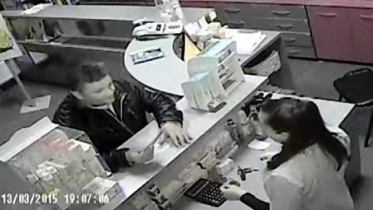 METODA ŞMEN, surprinsă de camerele de supraveghere. Cum se fac 500 de lei în câteva secunde! (VIDEO)