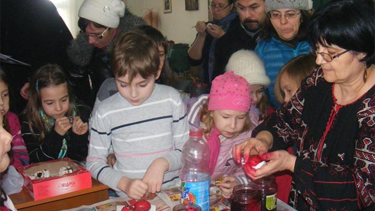 Istoria ouălor roşii şi curs gratuit de încondeiat ouă la Biserica Toma Cozma din Iaşi