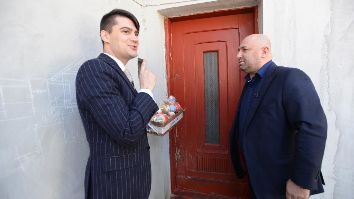De Paște, sărbătoarea te atinge. Cătălin Scărlătescu și Virgil Mănescu au ciocănit la ușile românilor și le-au dăruit coșuri cu bunătăți